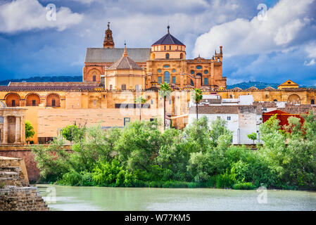 Cordoue, Espagne. - Grande Mosquée de Cordoue et le pont romain sur le Guadalquivir, coucher de scène en Andalousie. Banque D'Images