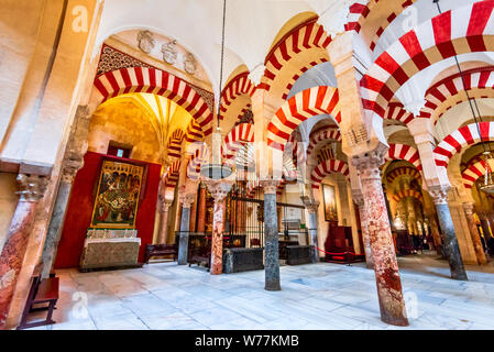 Cordoue, Espagne - 11 mai : Cordoue, Espagne, l'intérieur de la Mezquita, la cathédrale et l'ancienne Grande Mosquée, l'Andalousie. Banque D'Images