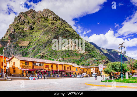 Ollantaytambo, Pérou - Avril 2017 : Centre-ville du petit village ancien, avec les ruines Inca de Ollantaytambo sur des Andes. Banque D'Images