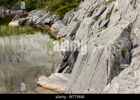 Les grandes formations rocheuses de calcaire érodées sont caractéristiques géologiques de la baie Kilbeg, du lac Muckross, dans le parc national de Killarney, comté de Kerry, en Irlande Banque D'Images