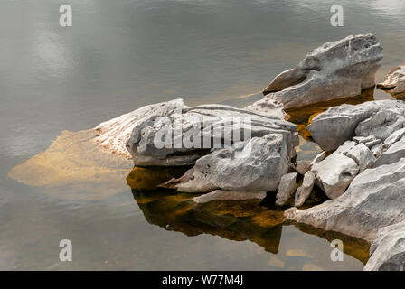 Formations rocheuses de calcaire exposées à faible niveau d'eau à Kilbeg Bay, Muckross Lake dans le parc national de Killarney, comté de Kerry, Irlande Banque D'Images