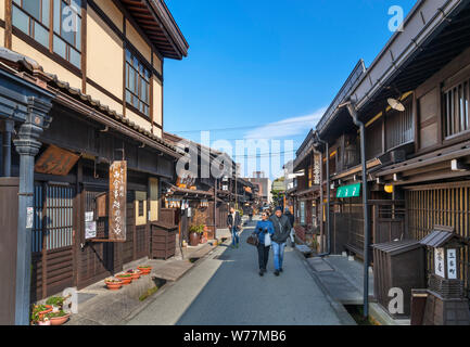 Les bâtiments traditionnels japonais sur Kamisannomachi, une rue de la vieille-Sanmachi suji district,Takayama, Gifu Prefecture, Honshu, Japan Banque D'Images