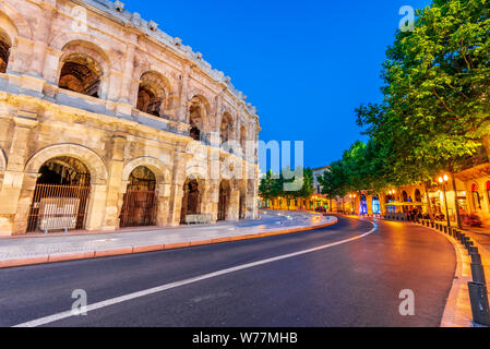 Nîmes, France. Ancien amphithéâtre romain dans la région de l'Occitanie du sud de la France. Banque D'Images