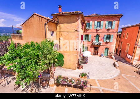 Roussillon, Vaucluse. Le rouge village perché de Provence, France plus beaux endroits. Banque D'Images