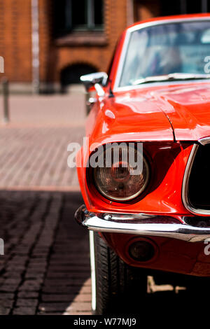 Libre d'une Mustang classique rouge voiture garée dans le centre-ville de Hanovre, Allemagne ; vintage automobile ; les moyens de transport Banque D'Images