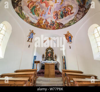 À l'intérieur paisible chapelle dans la forêt à Obernberg voir un petit lac à la tête de l'Obernbergtal vallée près de Steinach am Brenner Banque D'Images