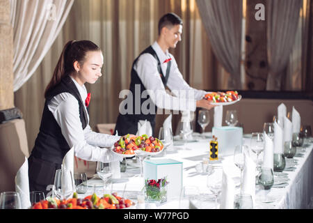 Serveurs table de service dans le restaurant prépare à recevoir des invités Banque D'Images