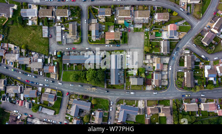 Vue aérienne de haut en bas des maisons urbaines et les rues dans un quartier résidentiel d'une ville du Pays de Galles Banque D'Images