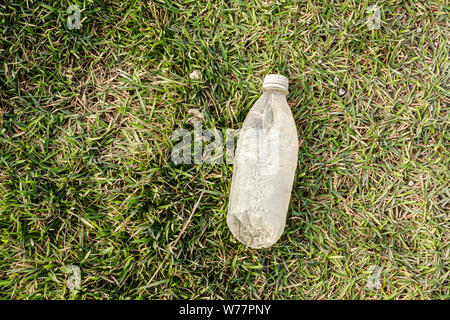 La litière en plastique sur l'herbe. Florianopolis, Santa Catarina, Brésil. Banque D'Images