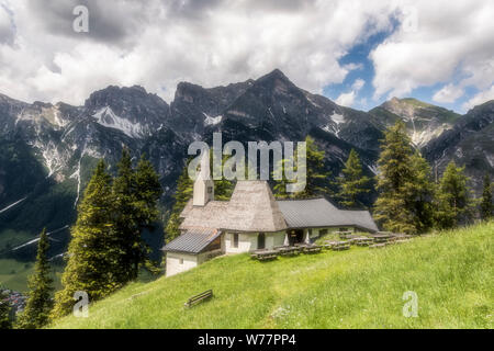 Le charmant côté montagne chapelle de St Magdalena dans la vallée Gschnitztal près de Steinach Tirol dans une petite ville sur la route du col du Brenner. Banque D'Images