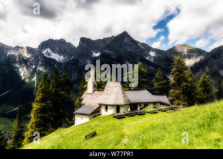 Le charmant côté montagne chapelle de St Magdalena dans la vallée Gschnitztal près de Steinach Tirol dans une petite ville sur la route du col du Brenner. Banque D'Images