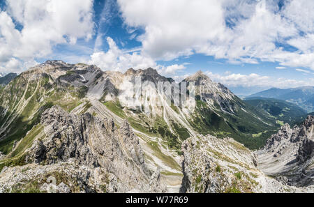 Vue panoramique depuis le sommet de l'Peil Spitze en regardant vers les montagnes de l'Serleskamm Ridge, près de la Cabane de Blaser refuge de montagne Banque D'Images