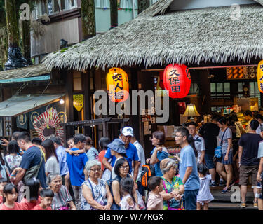 Nantou, Taiwan - Août 3, 2019 : les touristes à pied autour de magasins de Xitou monster village de Nantou, Lugu, Taiwan Banque D'Images