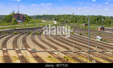 Gare de triage de fret avec de nombreux circuits et des opérations dans la tour de contrôle nord de Munich Banque D'Images