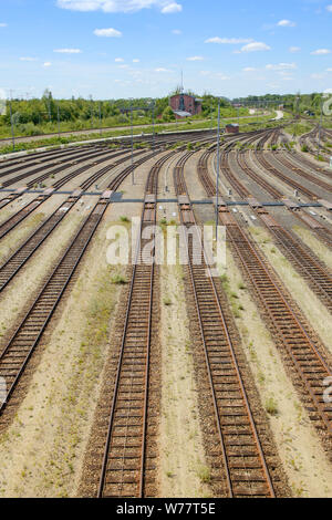 Gare de triage ferroviaire marchandises vides avec de nombreux circuits et tour de contrôle des opérations dans le nord de Munich. Stock photo verticale. Banque D'Images