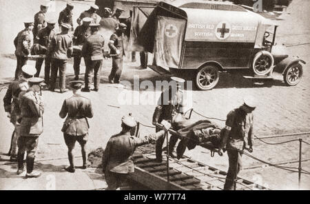 La première des blessés pendant la PREMIÈRE GUERRE MONDIALE, vu ici à le port français du Havre, d'être rapatrié en Grande-Bretagne. À partir de la cérémonie du siècle, publié en 1934. Banque D'Images