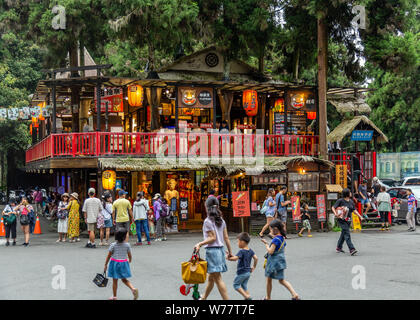 Nantou, Taiwan - Août 3, 2019 : les touristes à pied autour de magasins de Xitou monster village de Nantou, Lugu, Taiwan Banque D'Images