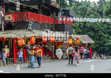 Nantou, Taiwan - Août 3, 2019 : les touristes à pied autour de magasins de Xitou monster village de Nantou, Lugu, Taiwan Banque D'Images