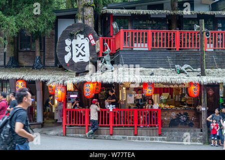 Nantou, Taiwan - Août 3, 2019 : les touristes à pied autour de magasins de Xitou monster village de Nantou, Lugu, Taiwan Banque D'Images