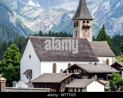 Ernen avec l'église paroissiale Saint Georg, Gom, Canton du Valais, Suisse Banque D'Images