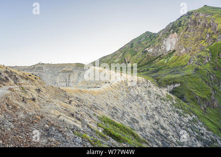 Les vues magnifiques sur les montagnes vertes d'une route de montagne trekking au volcan Ijen Kawah Ijen ou sur la langue indonésienne. Célèbre volcan Banque D'Images