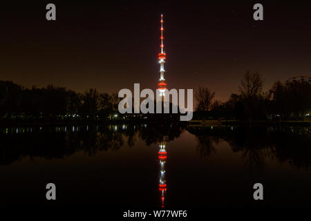 Les lumières de la tour de télévision se reflètent dans l'eau du lac. Photo de nuit. Banque D'Images