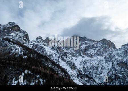 Avis de Civetta dans les Dolomites sur journée d'hiver de l'ascenseur de ski ou snowboard resort. Italie Banque D'Images