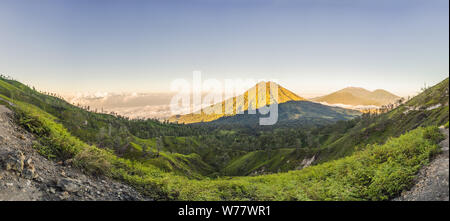 Les vues magnifiques sur les montagnes vertes d'une route de montagne trekking au volcan Ijen Kawah Ijen ou sur la langue indonésienne. Célèbre volcan Banque D'Images