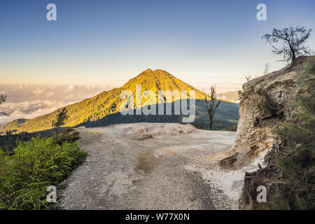 Les vues magnifiques sur les montagnes vertes d'une route de montagne trekking au volcan Ijen Kawah Ijen ou sur la langue indonésienne. Célèbre volcan Banque D'Images