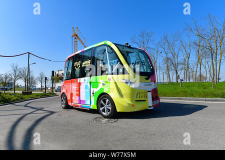 Meyzieu Jonage (sud-est de la France) : inauguration de la première navette routière autonome Mia, exploité par la société Navya, le 28 mars 2019. L'aut Banque D'Images