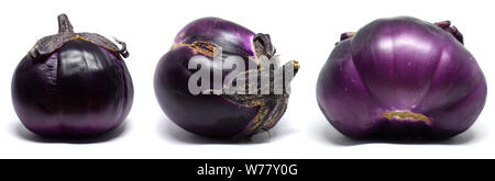 Aubergines with clipping path isolé sur un fond blanc. Aubergines fraîches de près. Banque D'Images