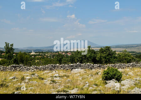 Alpes dinariques typique paysage kras avec murs en pierre sèche. Banque D'Images