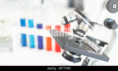 Microscope et le tube de verre en laboratoire de recherche concept. Banque D'Images