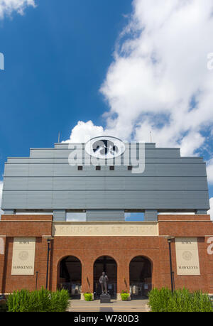 IOWA CITY, IA/USA - 7 août 2015 : Stade Kinnick à l'Université de l'Iowa. L'Université de l'Iowa est un domaine de la recherche publique à l'université. Banque D'Images