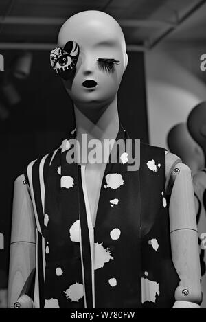 Mannequin inhabituels, souvent vu dans toutes les fabuleuses vitrines de boutiques de designers de renom tout au long de San Marco, Venise, Vénétie, Italie, Europe. Banque D'Images
