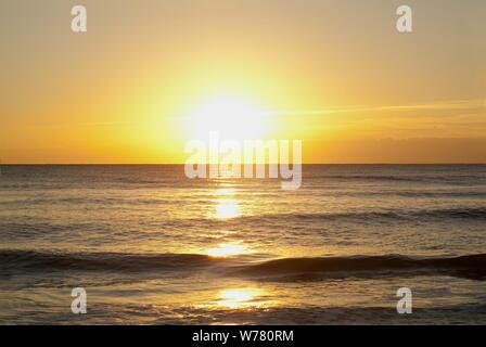 GOLDRUSH : un magnifique lever de soleil d'octobre au large de l'Atlantique sur la plage de Virginie. Banque D'Images