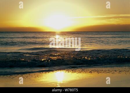 GOLDRUSH : un magnifique lever de soleil d'octobre au large de l'Atlantique sur la plage de Virginie. Banque D'Images