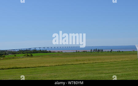 L'été sur l'Île du Prince Édouard : Pont de la Confédération et du détroit de Northumberland Banque D'Images