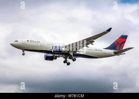 Delta Air Lines avion Airbus A330, immatriculé N854w, l'atterrissage le 2 août 2019 à l'aéroport d'Heathrow, Middlesex, Royaume-Uni Banque D'Images