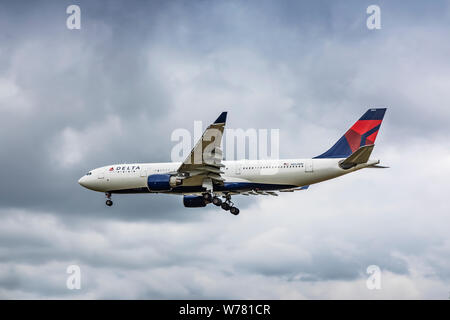 Delta Air Lines avion Airbus A330, immatriculé N854w, l'atterrissage le 2 août 2019 à l'aéroport d'Heathrow, Middlesex, Royaume-Uni Banque D'Images