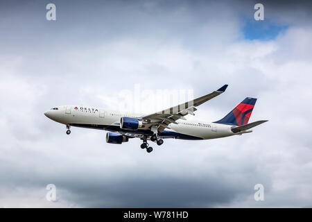 Delta Air Lines avion Airbus A330, immatriculé N854w, l'atterrissage le 2 août 2019 à l'aéroport d'Heathrow, Middlesex, Royaume-Uni Banque D'Images