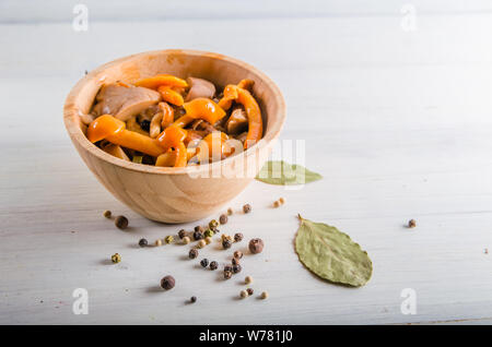 Dans les champignons marinés couverts en bois sur fond blanc avec copie espace Banque D'Images