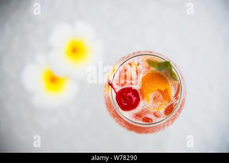 Recette du cocktail mai tai nom mai thai ou faveur dans le monde entier : cocktail Rhum sirop d'orgeat le jus de lime et la liqueur d'Orange - Boisson de l'alcool doux avec f Banque D'Images