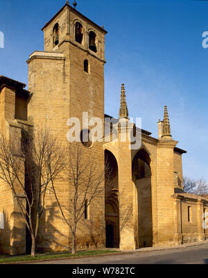 L'Espagne. La Rioja. Bañares. Église de Santa Cruz. Vue générale de la tour de la cloche. 15ème-16ème siècle et plus tard des ajouts. Banque D'Images