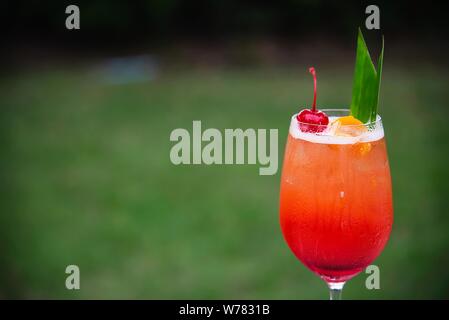 Recette du cocktail mai tai nom mai thai ou faveur dans le monde entier : cocktail Rhum sirop d'orgeat le jus de lime et la liqueur d'Orange - Boisson de l'alcool doux avec f Banque D'Images
