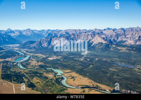 Vue aérienne de la rivière Bow en Alberta qu'il quitte les Montagnes Rocheuses. Banque D'Images