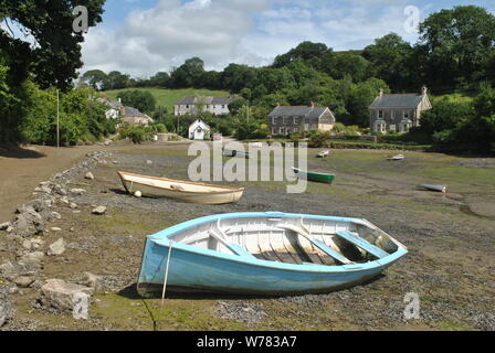 Coombe Kea près de Truro à Cornwall, UK avec un bateau bleu à l'avant-plan Banque D'Images