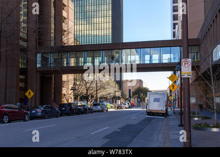 Skyway le passage entre deux bâtiments dans le centre-ville de Dallas Banque D'Images