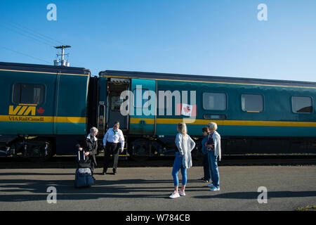 Train Halifax Nouvelle-Écosse les voyageurs du Canada débarquent à la gare avec le drapeau canadien dans la fenêtre VIA rail Canada garde-bagages dame drapeau Crest Canada Banque D'Images