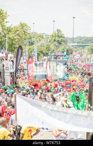 TORONTO, ONTARIO, CANADA - 3 août 2019 : Les participants à la Toronto Caribbean Carnival Grand Parade, qui est l'un des plus grands festivals de rue je Banque D'Images